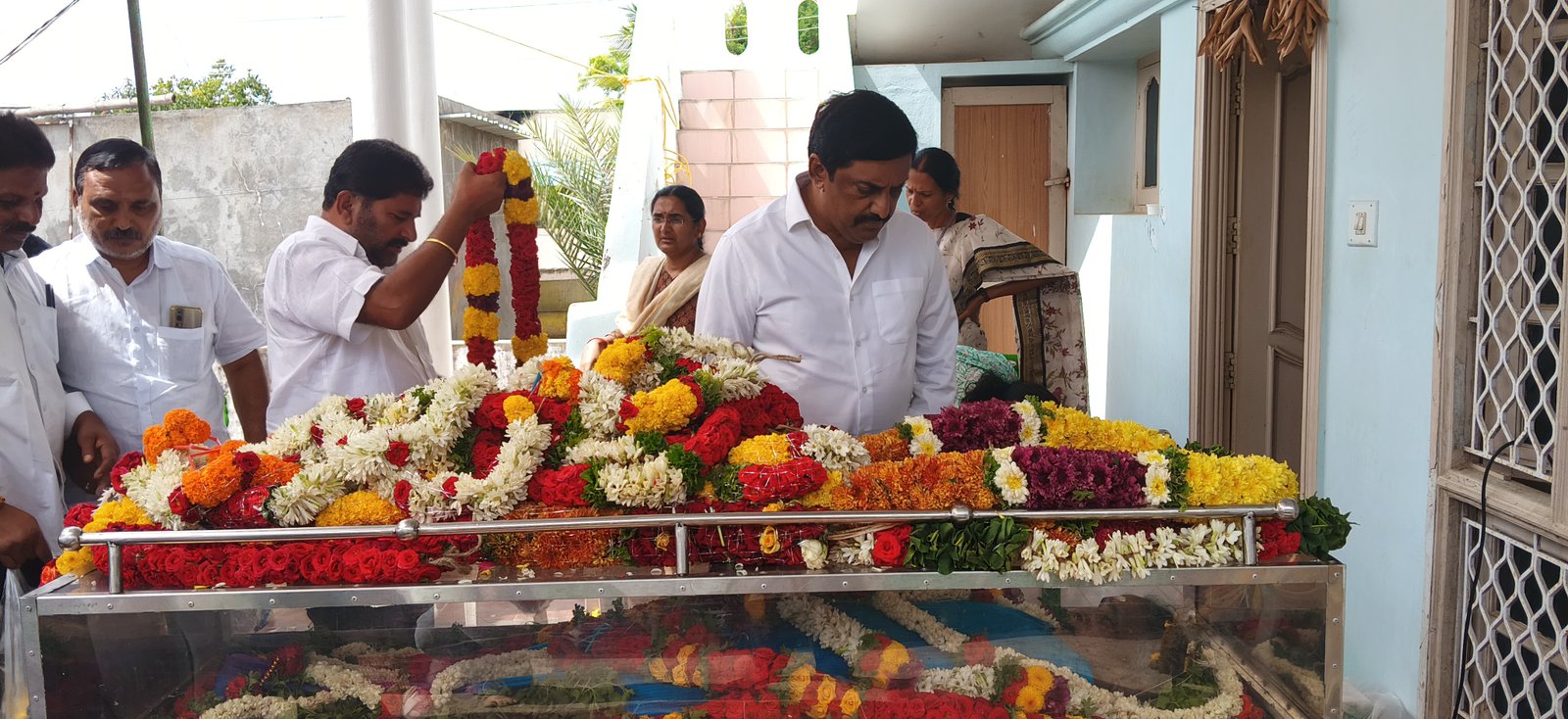 కొల్లా సుందరమ్మ మృతికి ఎమ్మెల్యే నల్లారి కిషోర్ కుమార్ రెడ్డి నివాళి